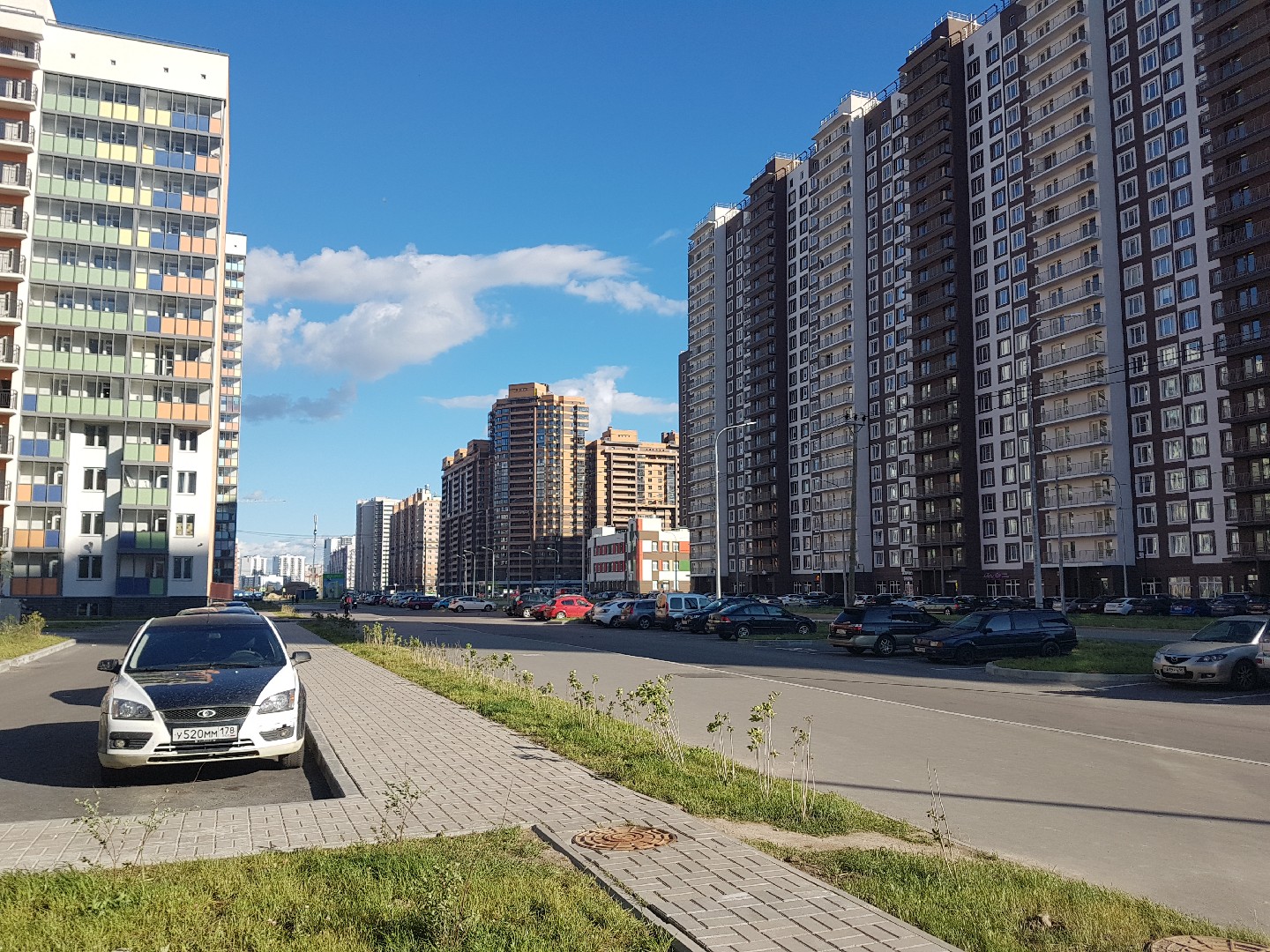 обл. Ленинградская, р-н. Всеволожский, п. Мурино, б-р. Петровский, д. 14, к. 3-придомовая территория