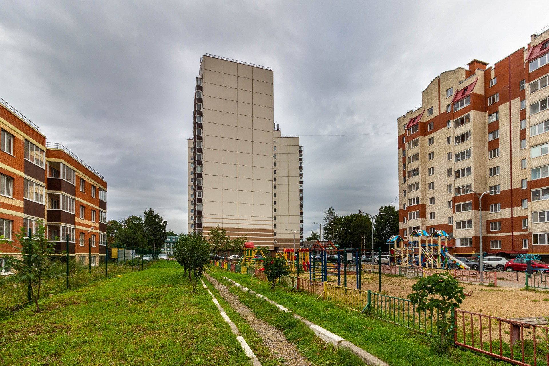 обл. Ленинградская, р-н. Всеволожский, п. Мурино, ул. Шоссе в Лаврики, д. 34, к. 3-придомовая территория