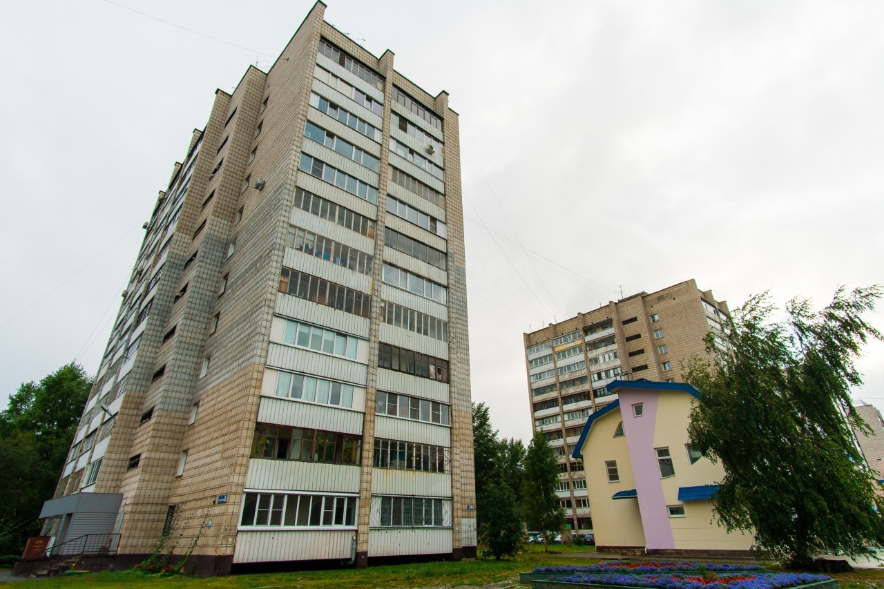 край. Алтайский, г. Барнаул, ул. Энтузиастов, д. 17-фасад здания