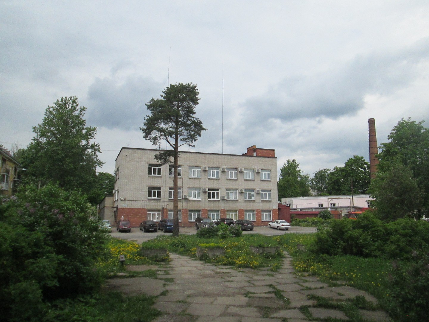 обл. Ленинградская, р-н. Гатчинский, г. Гатчина, ул. Лейтенанта Шмидта, д. 9/5-придомовая территория