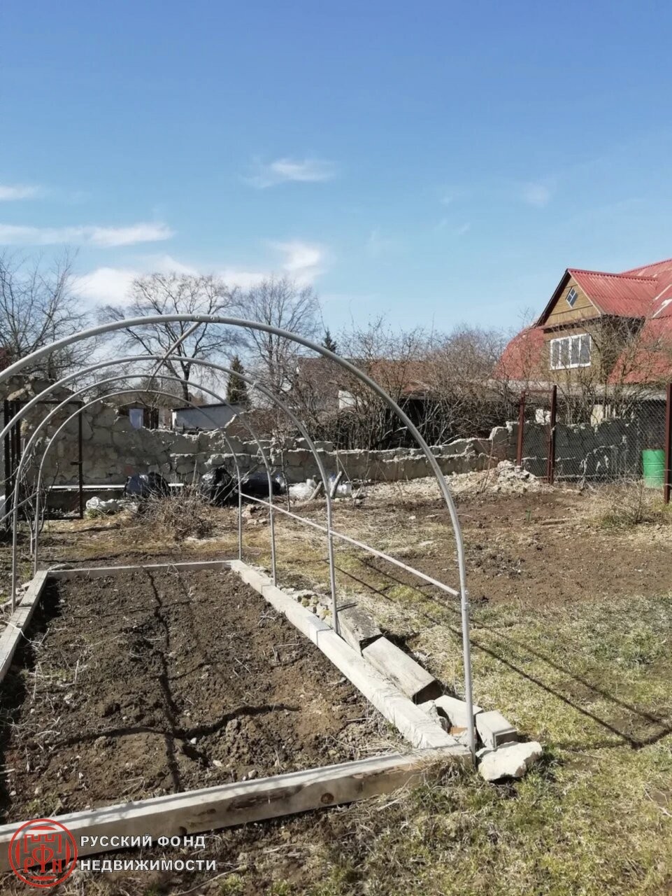 обл. Ленинградская, р-н. Гатчинский, п. Терволово, ул. Сельская, д. 4-придомовая территория