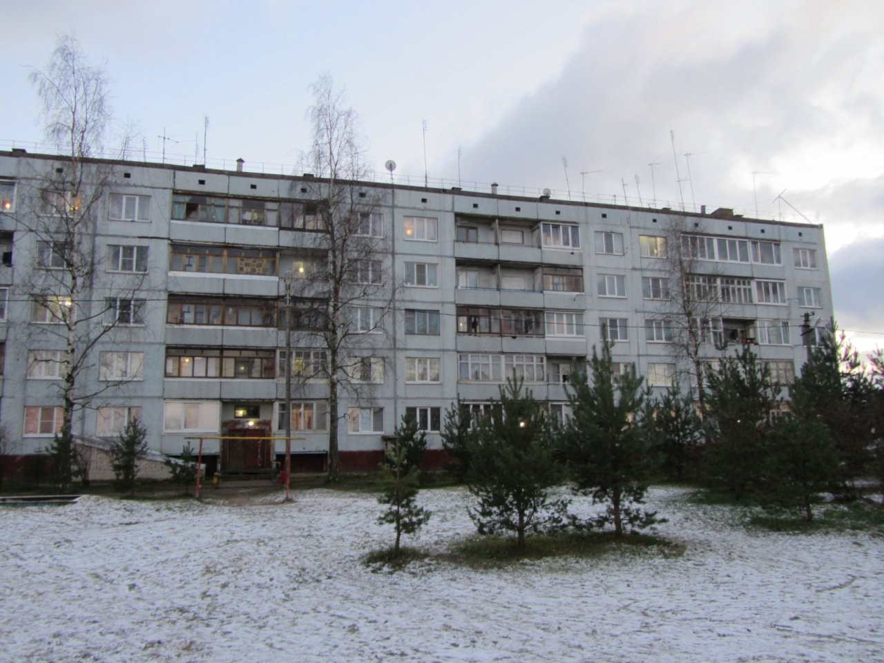 обл. Ленинградская, р-н. Кировский, с. Путилово, ул. Братьев Пожарских, д. 9-фасад здания