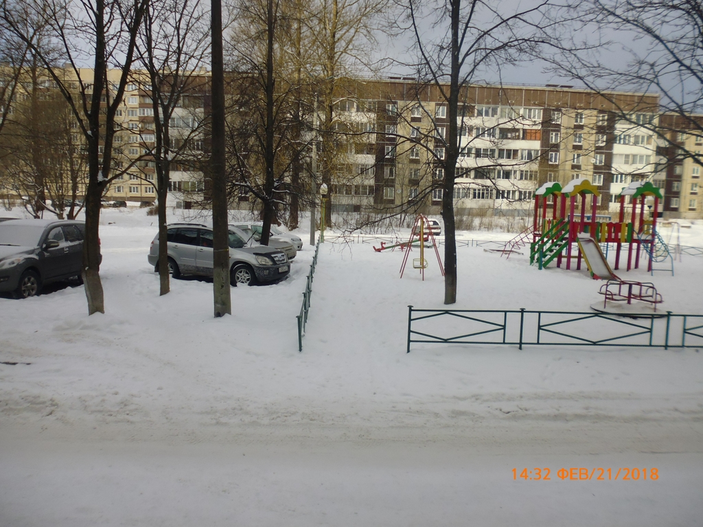 обл. Ленинградская, р-н. Кировский, г. Шлиссельбург, ул. Малоневский канал, д. 18 А-придомовая территория