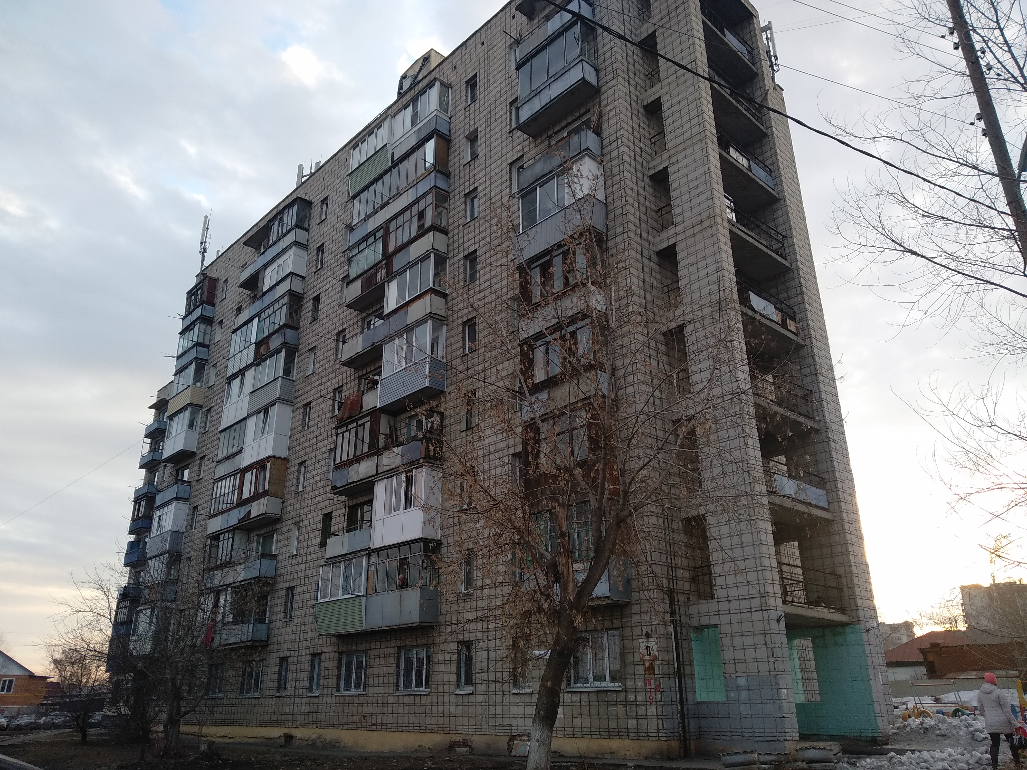 край. Алтайский, г. Барнаул, ул. 42 Краснознаменной Бригады, д. 8А-фасад здания