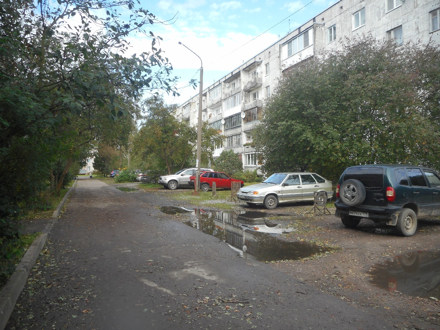 обл. Ленинградская, р-н. Тосненский, пгт. Красный Бор, ул. Комсомольская, д. 14-придомовая территория