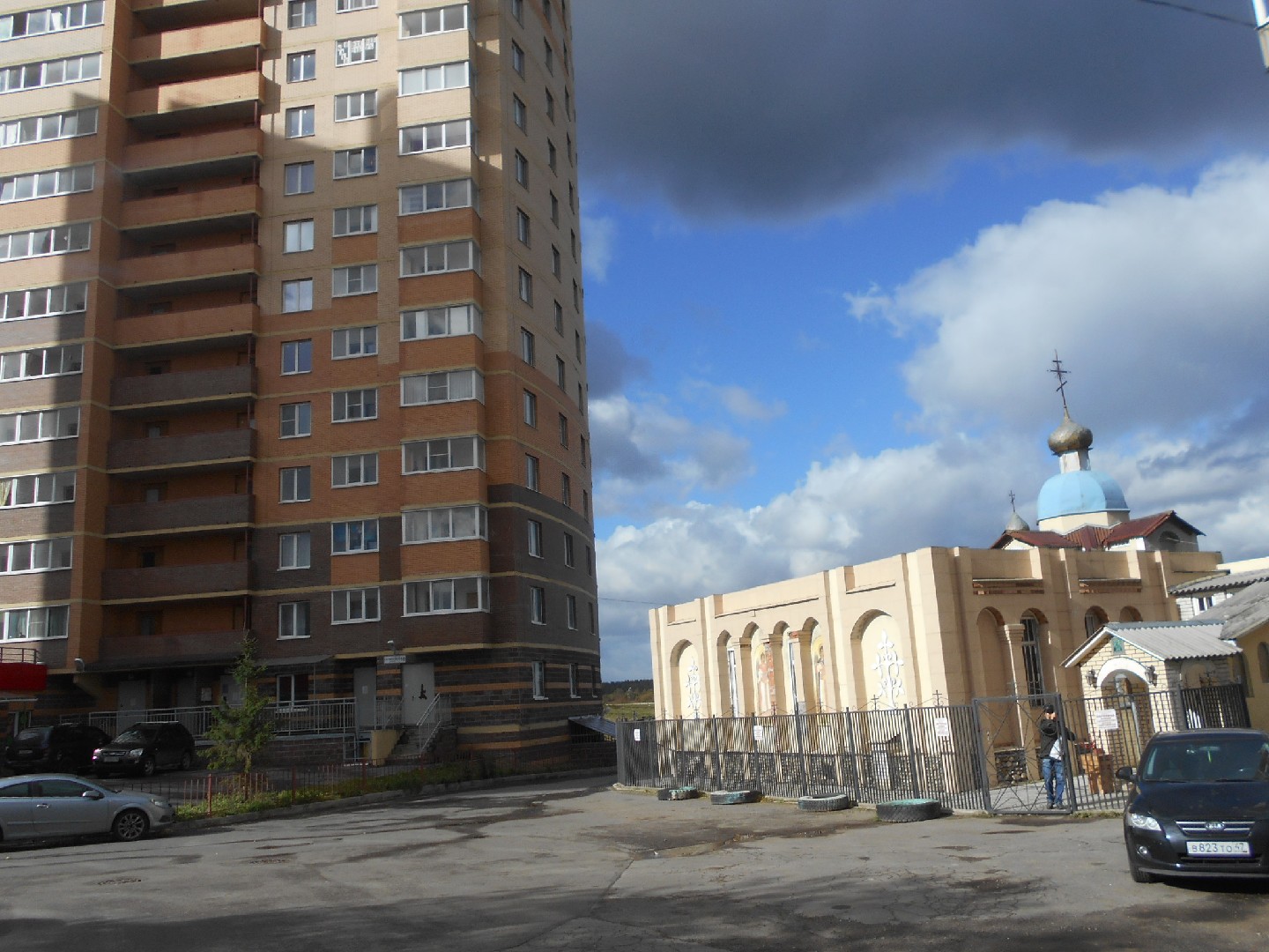 обл. Ленинградская, р-н. Тосненский, г. Никольское, ул. Октябрьская, д. 16-придомовая территория