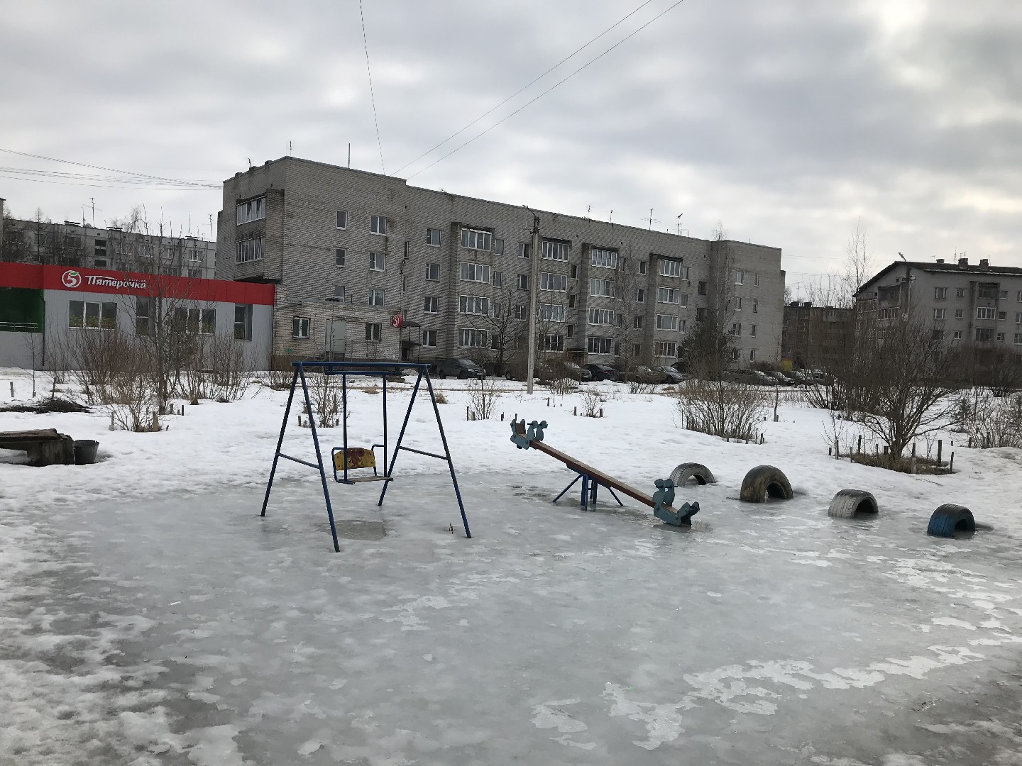 обл. Ленинградская, р-н. Тосненский, пгт. Ульяновка, ул. Победы, д. 41-придомовая территория