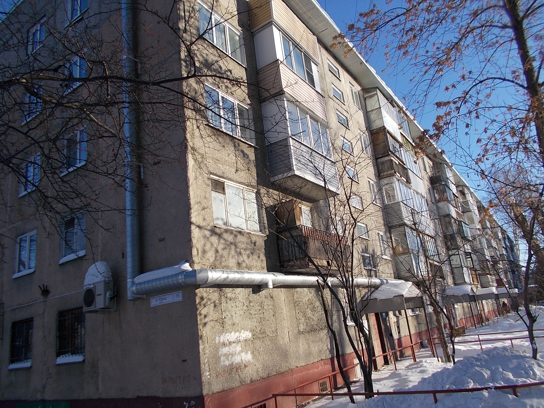 край. Алтайский, г. Барнаул, ул. Юрина, д. 225-фасад здания