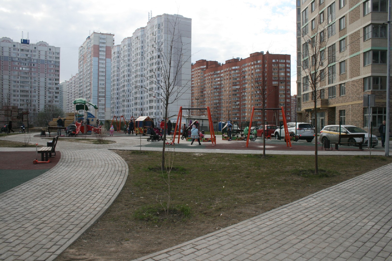 обл. Московская, г. Долгопрудный, пр-кт. Ракетостроителей, д. 7, к. 1-придомовая территория