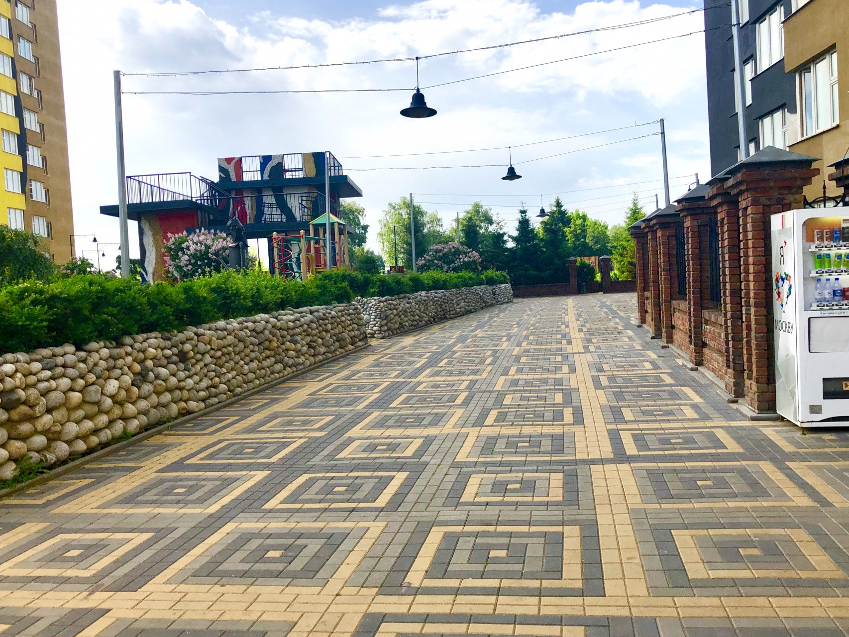 обл. Московская, р-н. Красногорский, г. Красногорск, ул. Авангардная, д. 6-придомовая территория