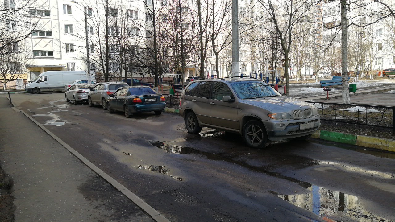 обл. Московская, р-н. Красногорский, г. Красногорск, ул. Братьев Горожанкиных, д. 14-придомовая территория