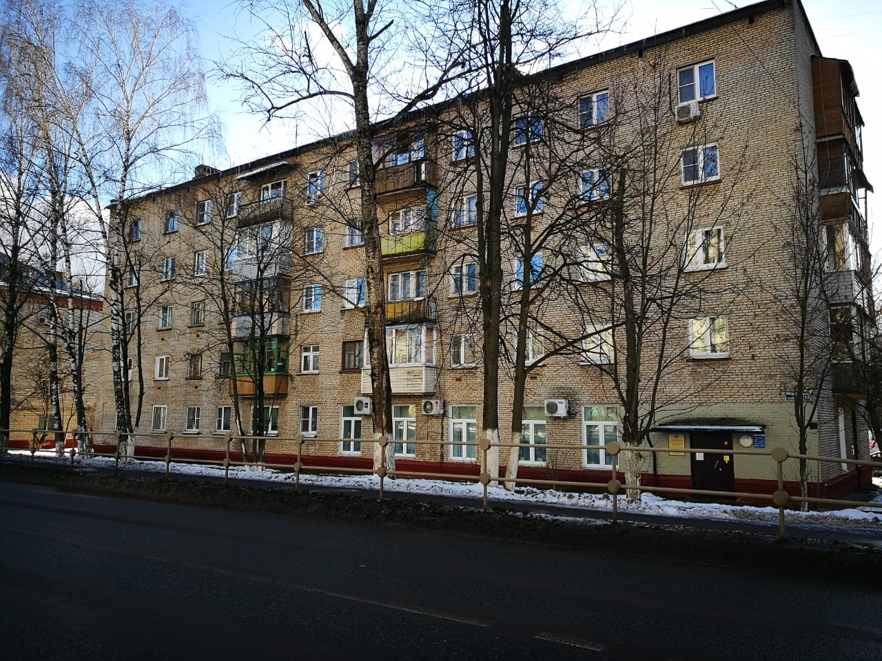 обл. Московская, р-н. Красногорский, пгт. Нахабино, ул. Панфилова, д. 12-фасад здания