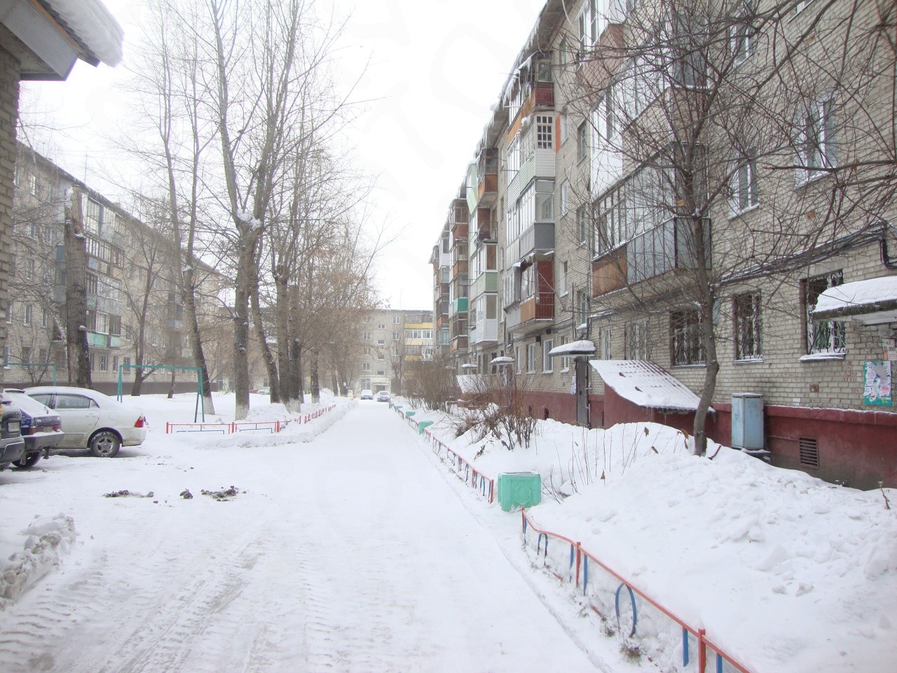 край. Алтайский, г. Барнаул, ул. 80 Гвардейской Дивизии, д. 14-придомовая территория