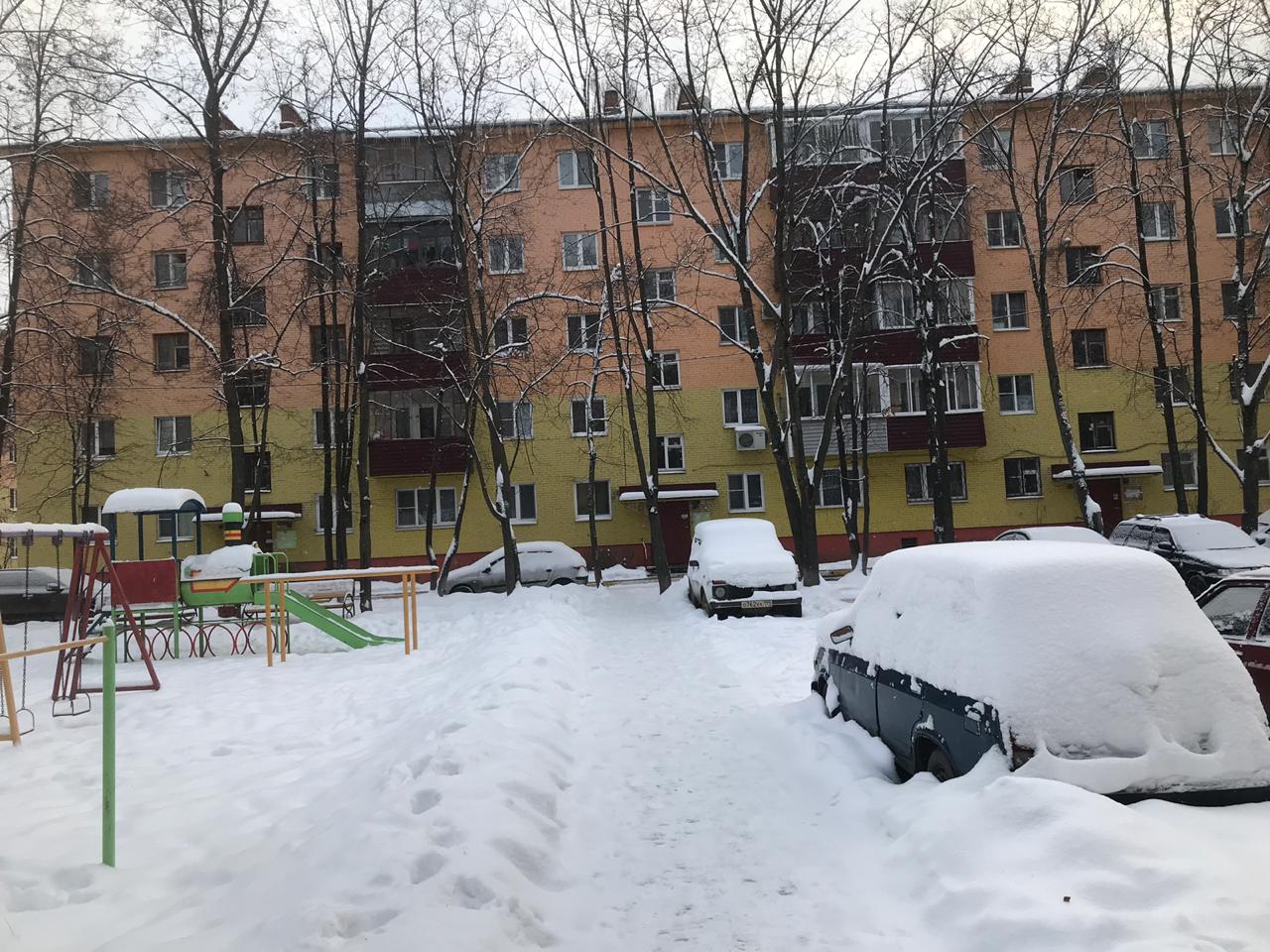 обл. Московская, р-н. Раменский, г. Раменское, ул. Космонавтов, д. 17-придомовая территория