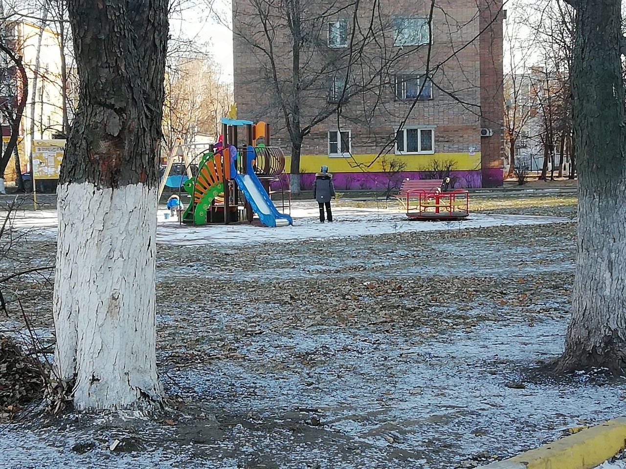 обл. Московская, р-н. Раменский, г. Раменское, ул. Космонавтов, д. 21-придомовая территория