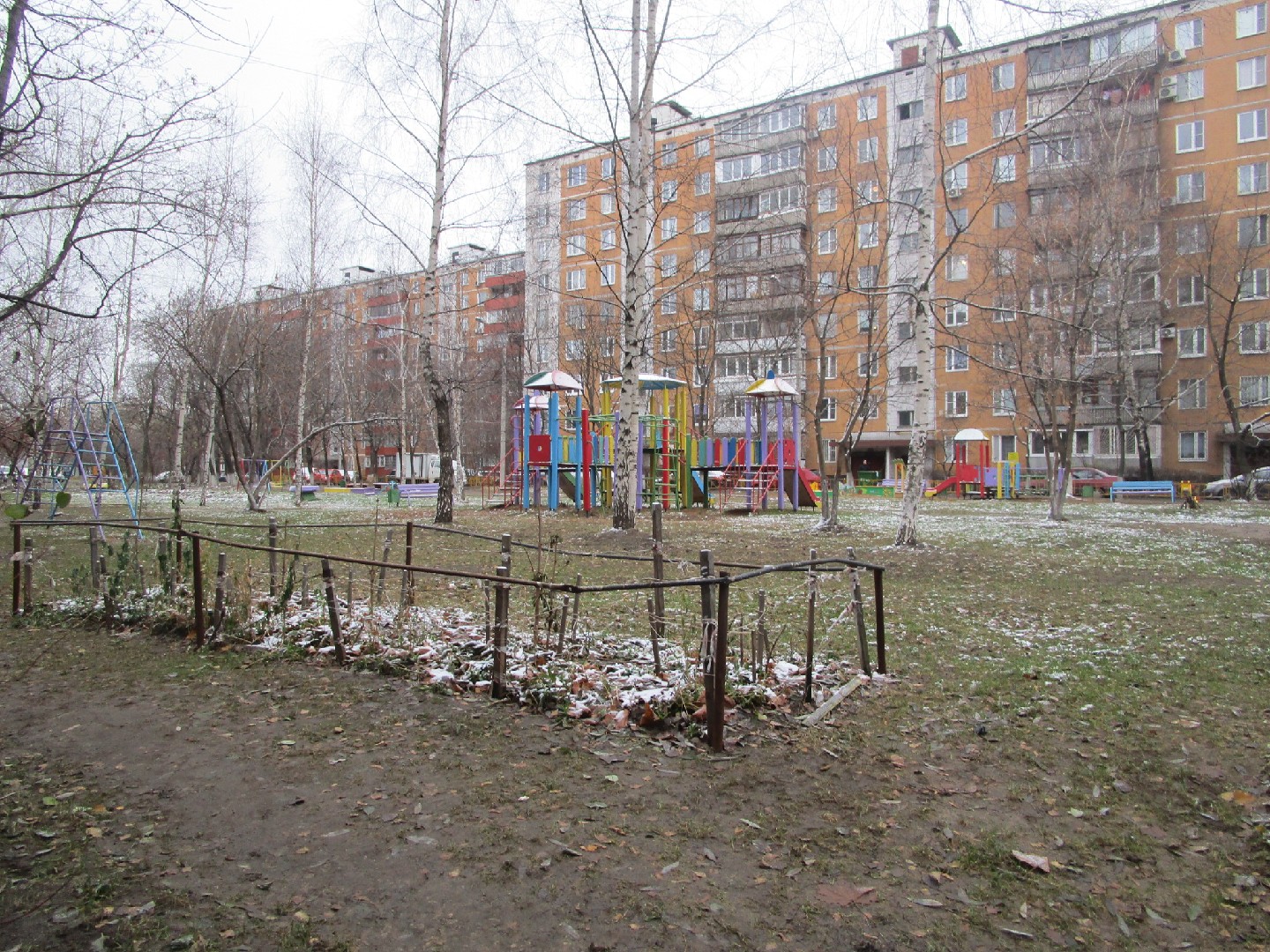 обл. Московская, г. Реутов, пр-кт. Юбилейный, д. 11-придомовая территория