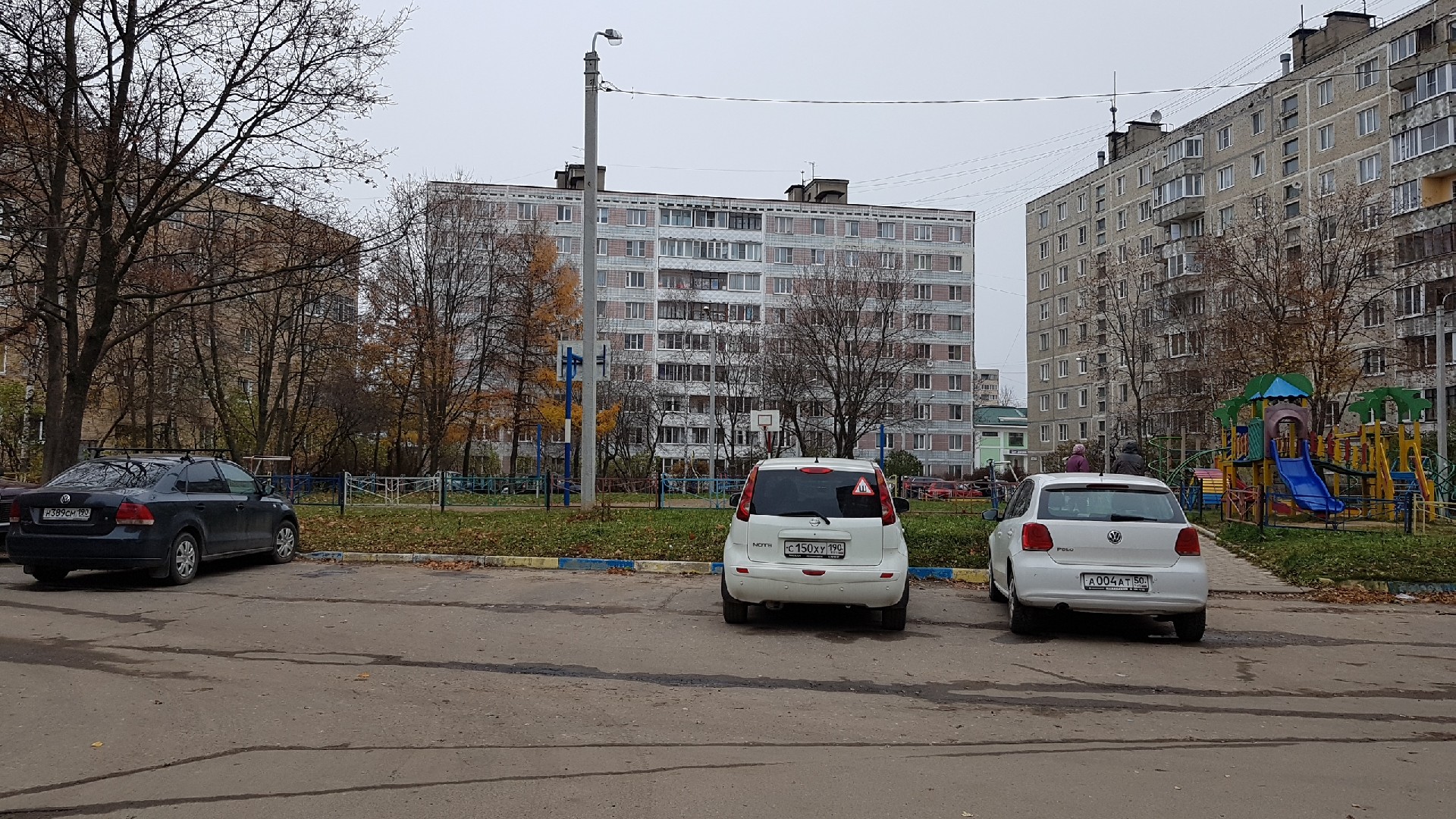 обл. Московская, р-н. Сергиево-Посадский, г. Сергиев Посад, ш. Новоугличское, д. 19-придомовая территория