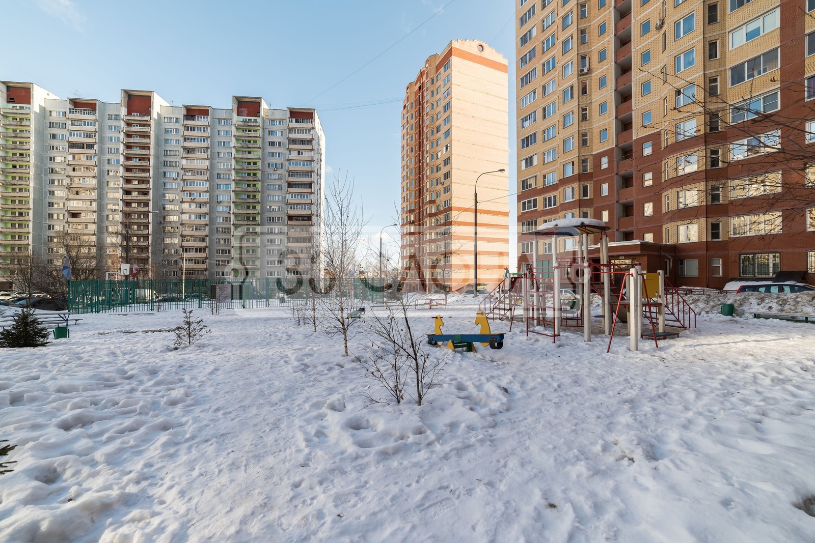 обл. Московская, г. Химки, мкр. Сходня, проезд. Больничный, д. 1-придомовая территория