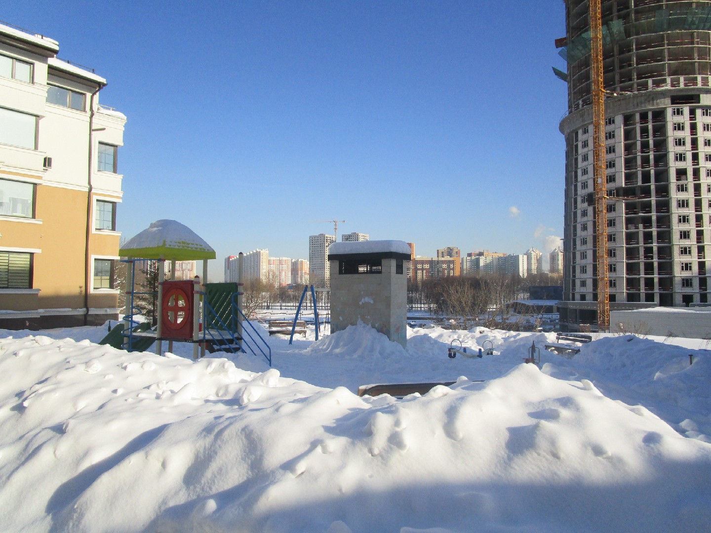 обл. Московская, г. Химки, ул. Юннатов, д. 15-придомовая территория