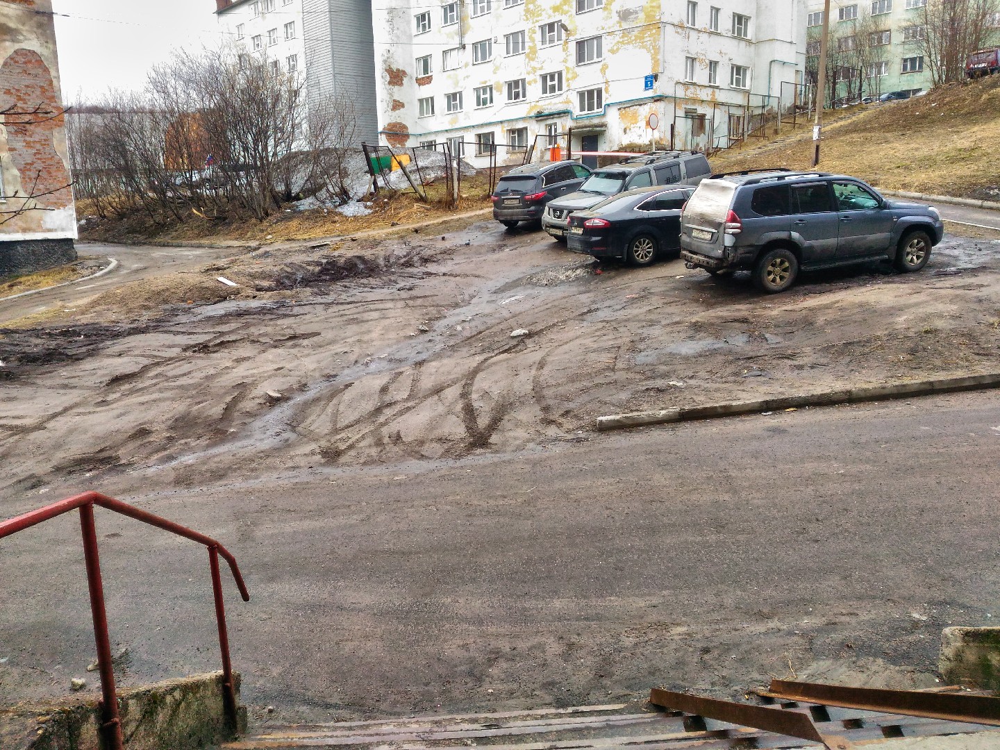 обл. Мурманская, г. Мурманск, пр-кт. Героев Североморцев, д. 5, к. 1-придомовая территория