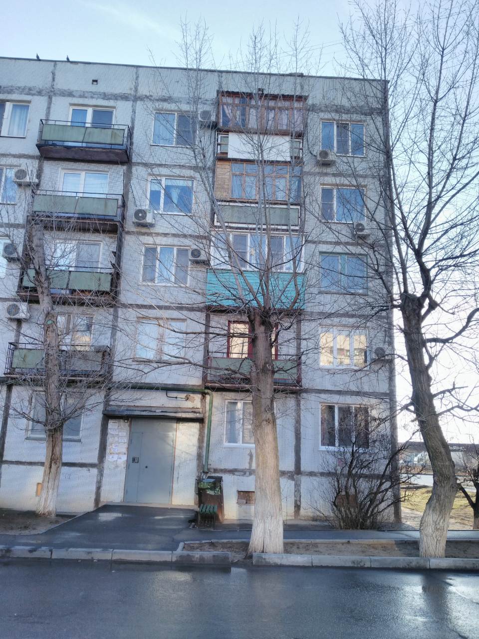 обл. Астраханская, г. Знаменск, ул. Янгеля, д. 19-фасад здания