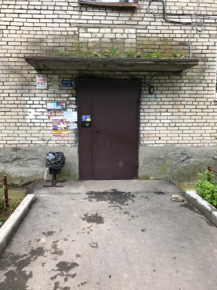 обл. Новгородская, г. Великий Новгород, ул. Зелинского, д. 26-вход снаружи