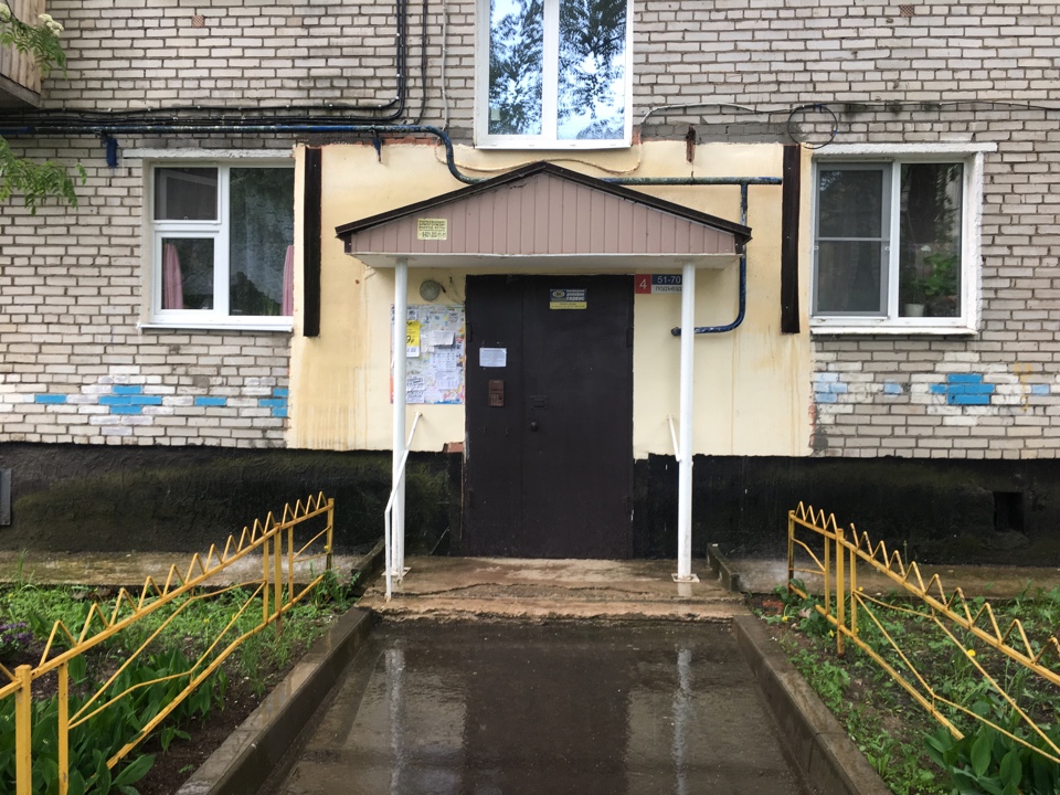 обл. Новгородская, г. Великий Новгород, ул. Зелинского, д. 32, к. 1-вход снаружи