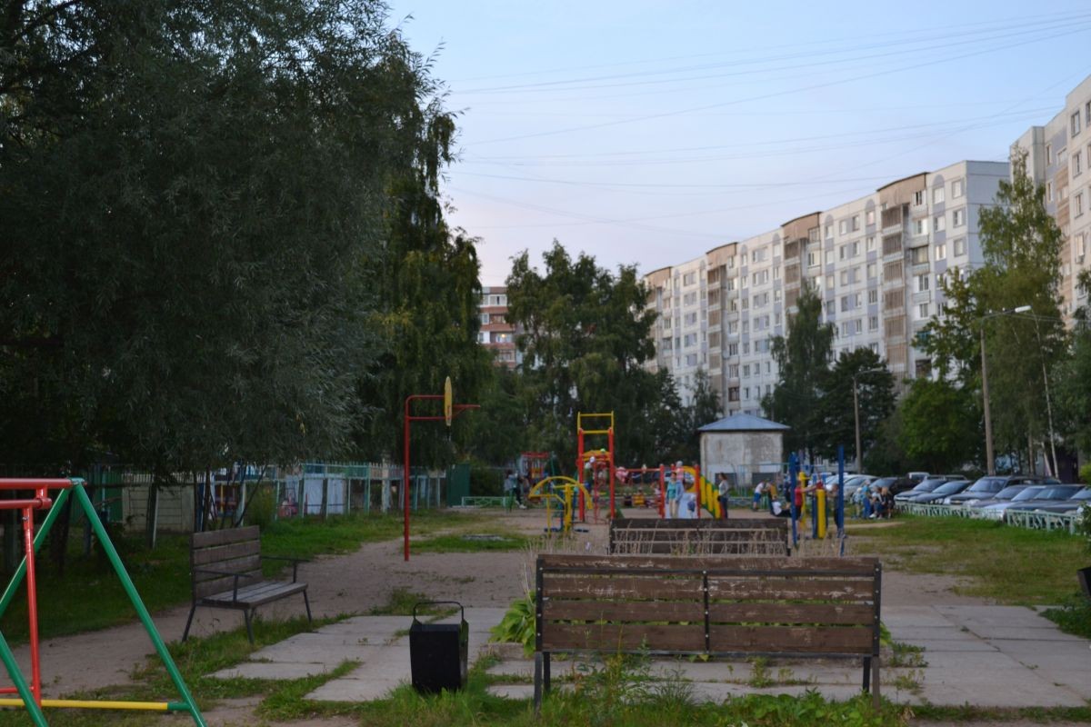 обл. Новгородская, г. Великий Новгород, ул. Кочетова, д. 4-придомовая территория