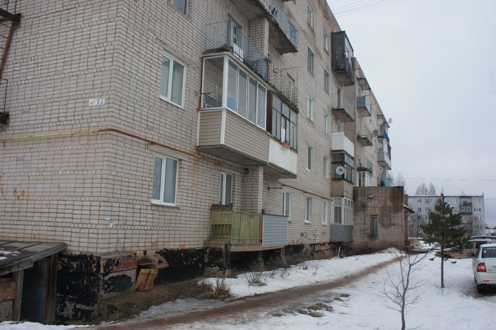 обл. Новгородская, р-н. Маловишерский, г. Малая Вишера, ул. Лесная, д. 13-фасад здания