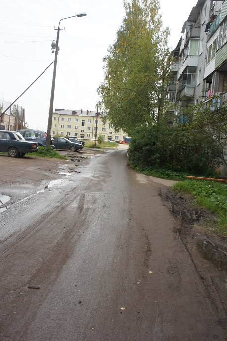 обл. Новгородская, р-н. Маловишерский, г. Малая Вишера, ул. Лесная, д. 15а-придомовая территория