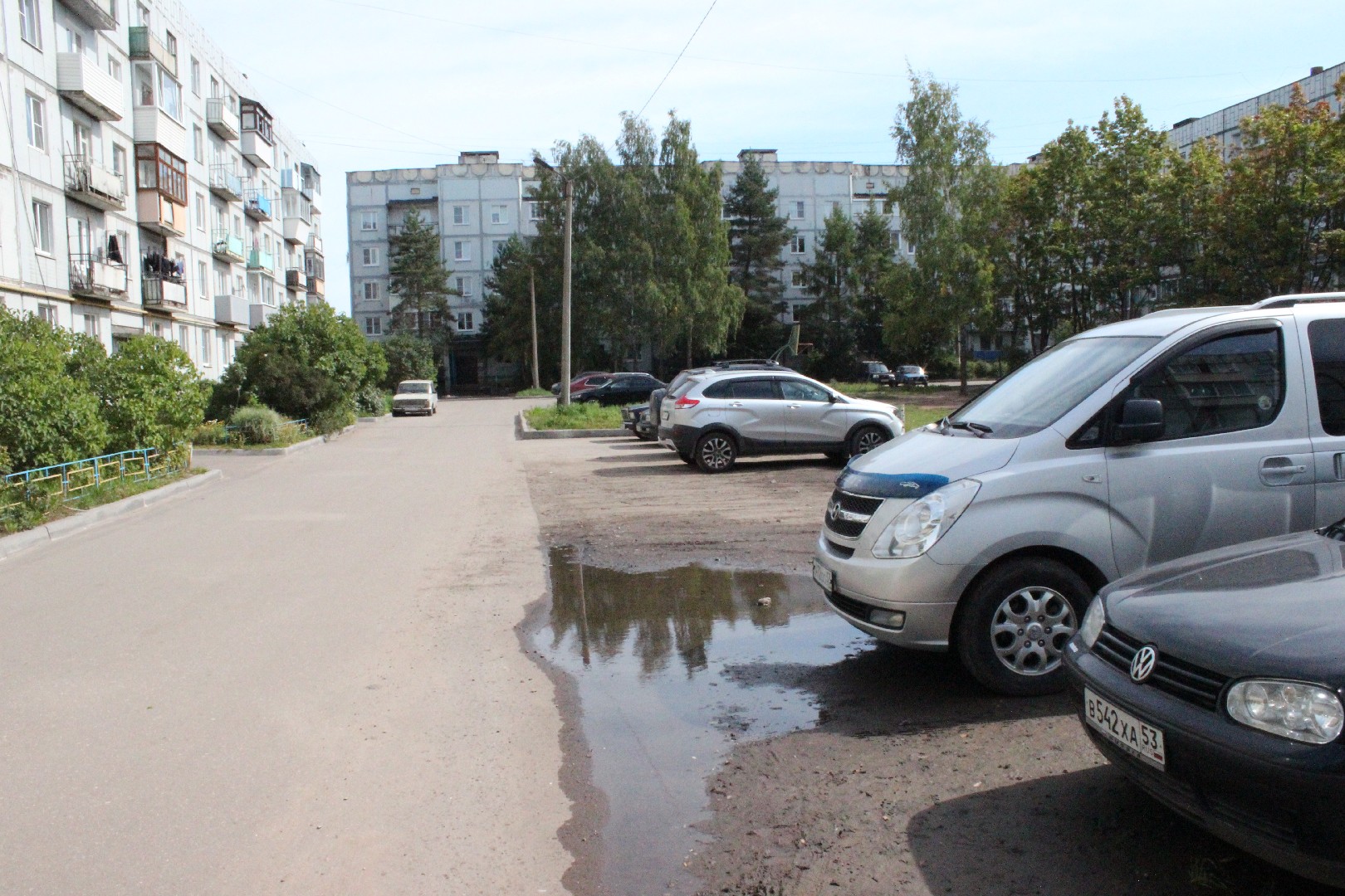 обл. Новгородская, р-н. Старорусский, г. Старая Русса, мкр. Городок, д. 17-придомовая территория