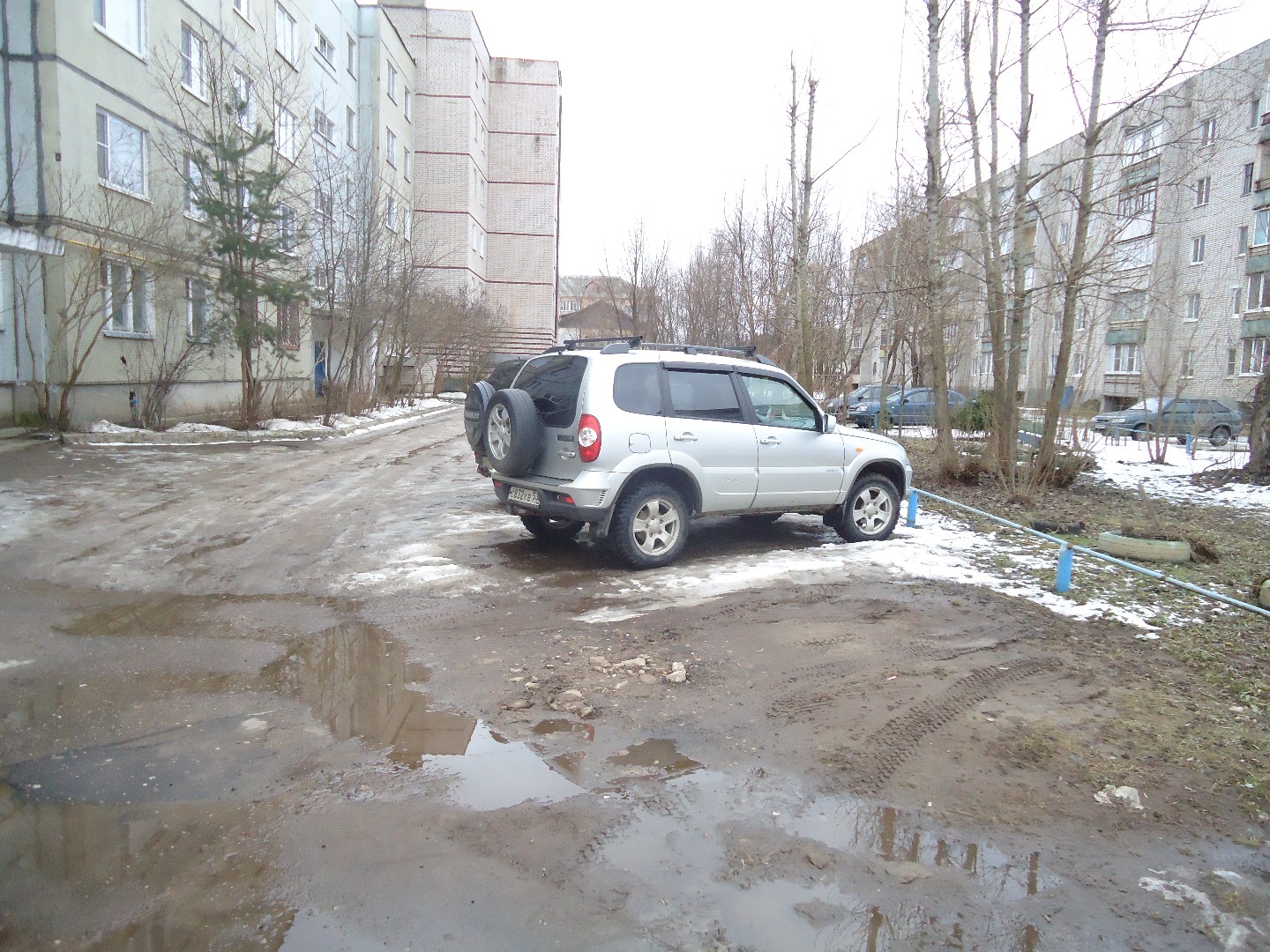 обл. Новгородская, р-н. Старорусский, г. Старая Русса, ул. Латышских Гвардейцев, д. 6-придомовая территория