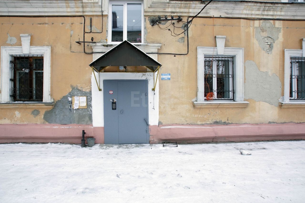 обл. Омская, г. Омск, ул. 20 лет РККА, д. 1, стр. 2-вход снаружи