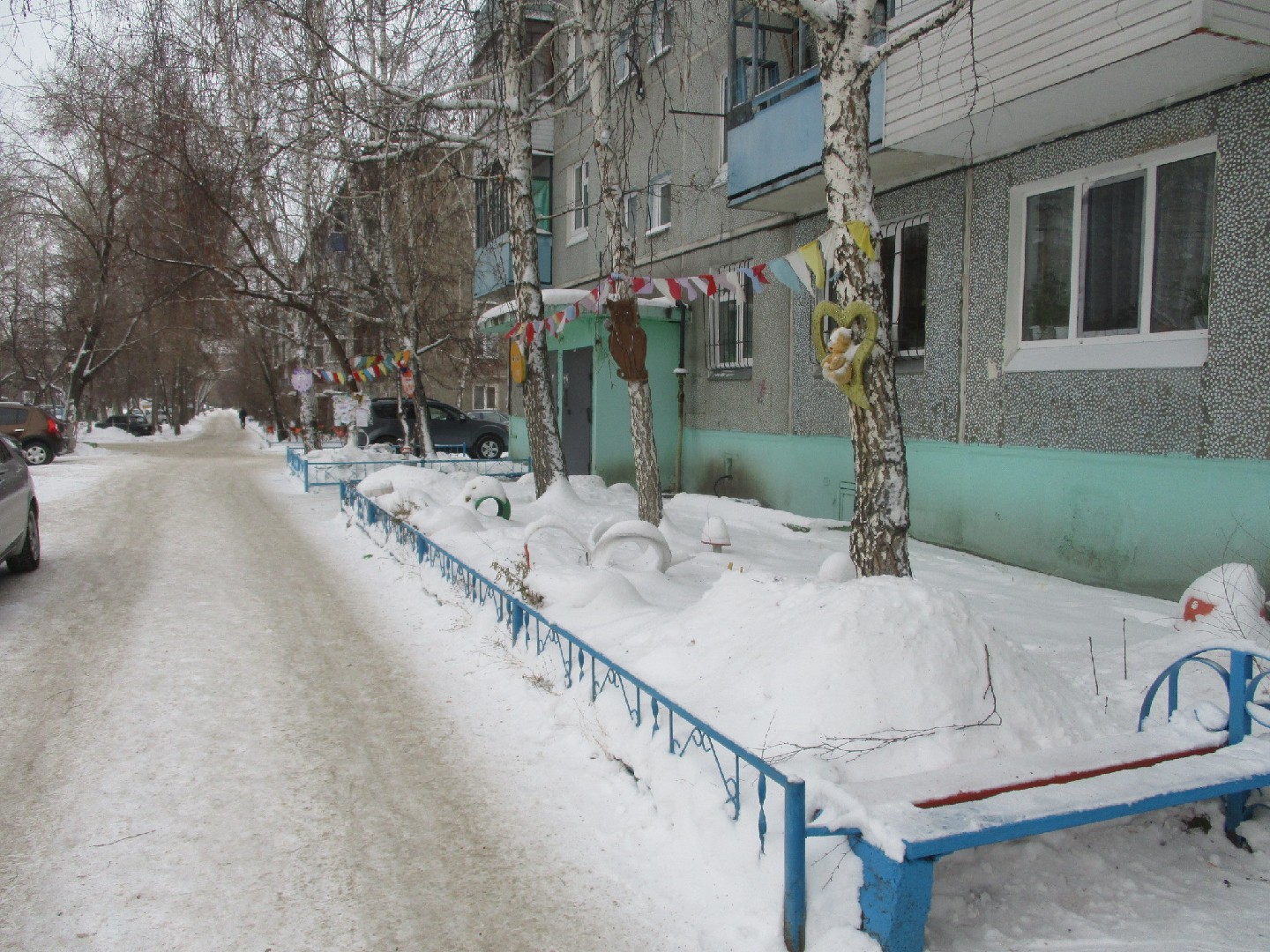 обл. Омская, г. Омск, ул. 50 лет ВЛКСМ, д. 5в-придомовая территория