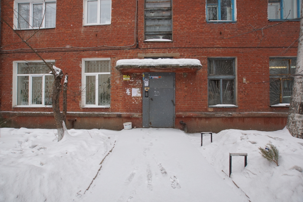 обл. Омская, г. Омск, ул. Авангардная, д. 1-вход снаружи