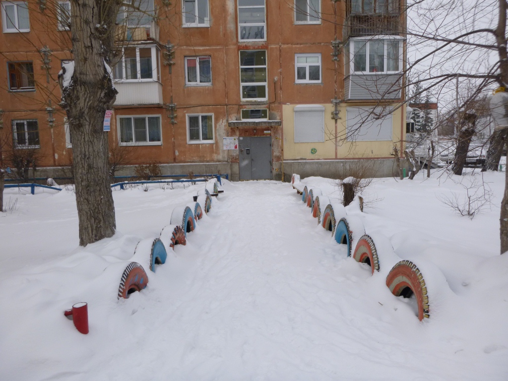 обл. Омская, г. Омск, ул. Амурская 21-я, д. 6-вход снаружи