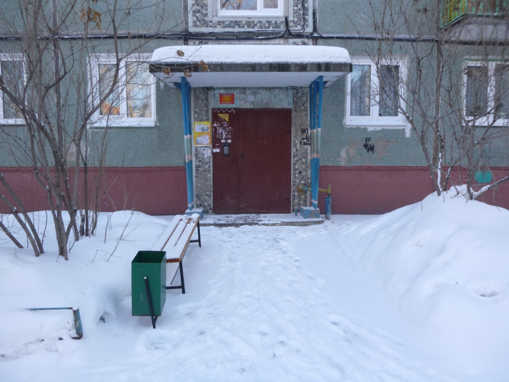 обл. Омская, г. Омск, ул. Блюхера, д. 12-вход снаружи