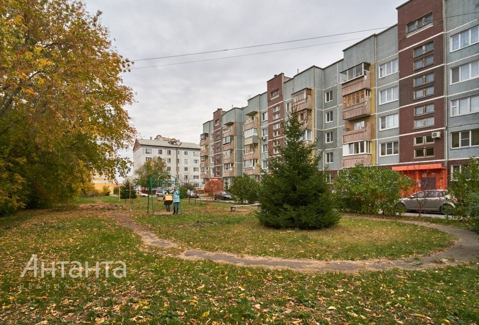 обл. Омская, г. Омск, ул. Взлетная, д. 4-придомовая территория