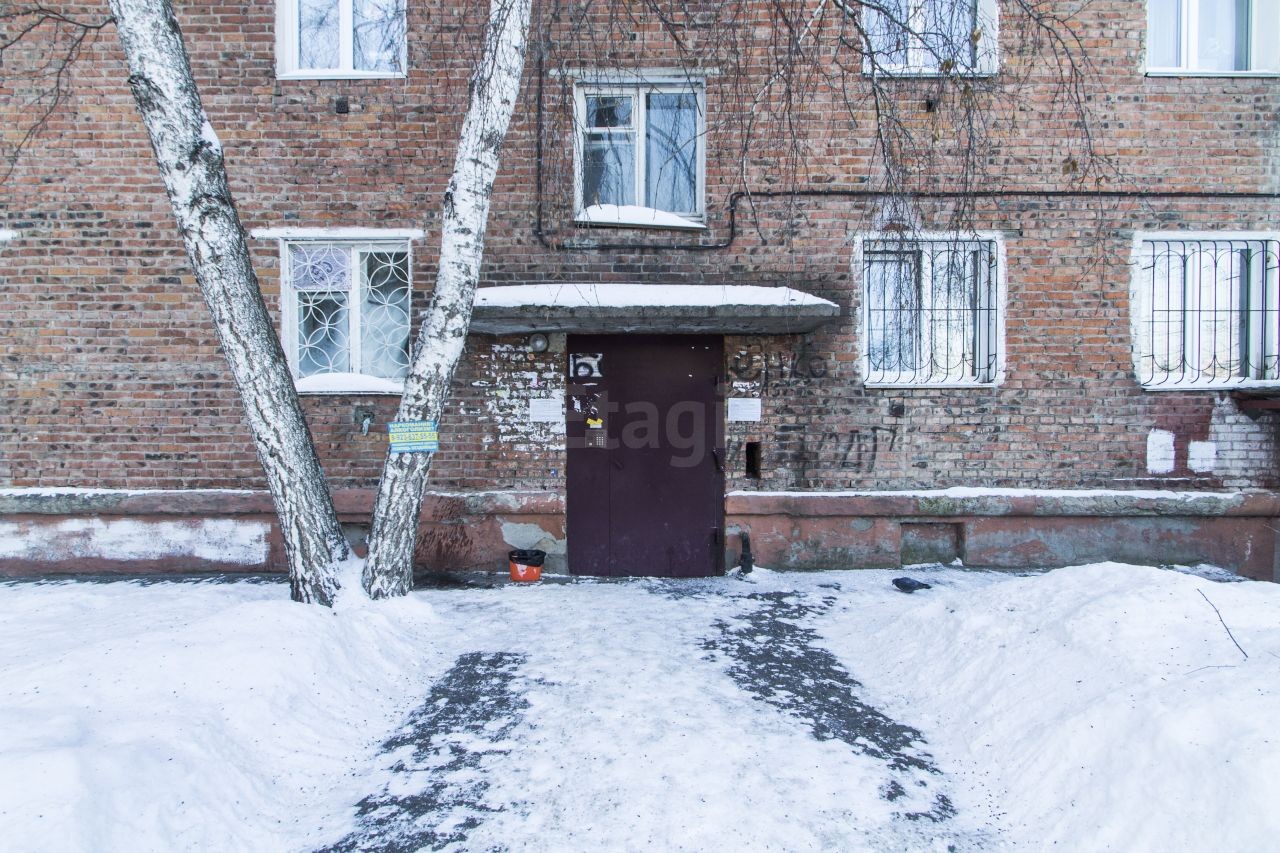 обл. Омская, г. Омск, ул. Декабристов, д. 71-вход снаружи