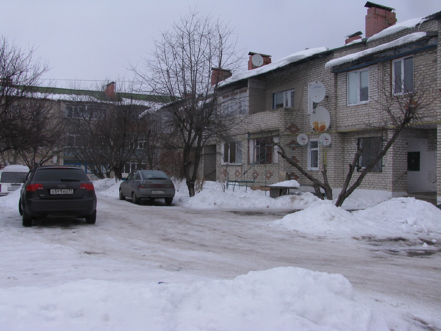 обл. Белгородская, р-н. Валуйский, г. Валуйки, ул. Чапаева, д. 28А-придомовая территория