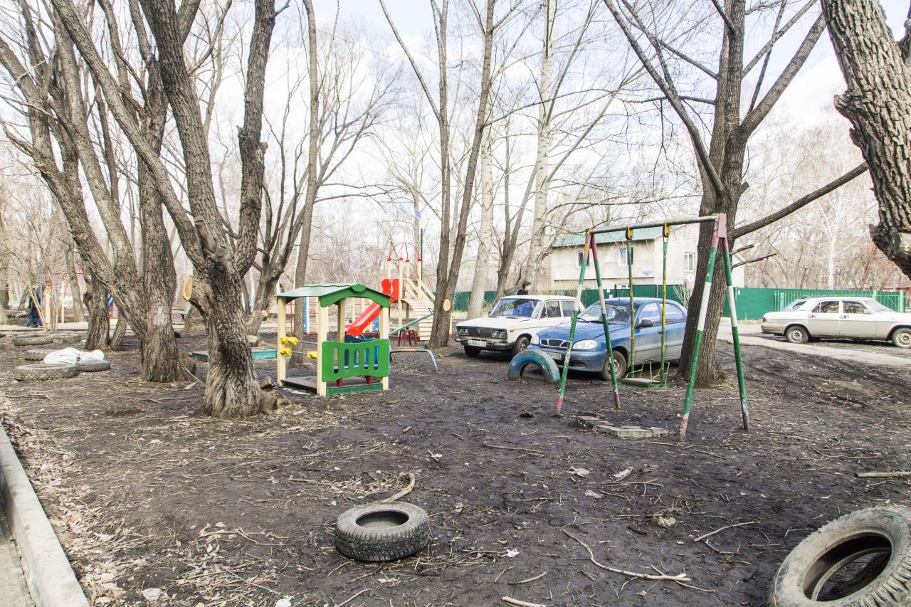 обл. Омская, г. Омск, ул. Краснознаменная, д. 2, к. д-придомовая территория