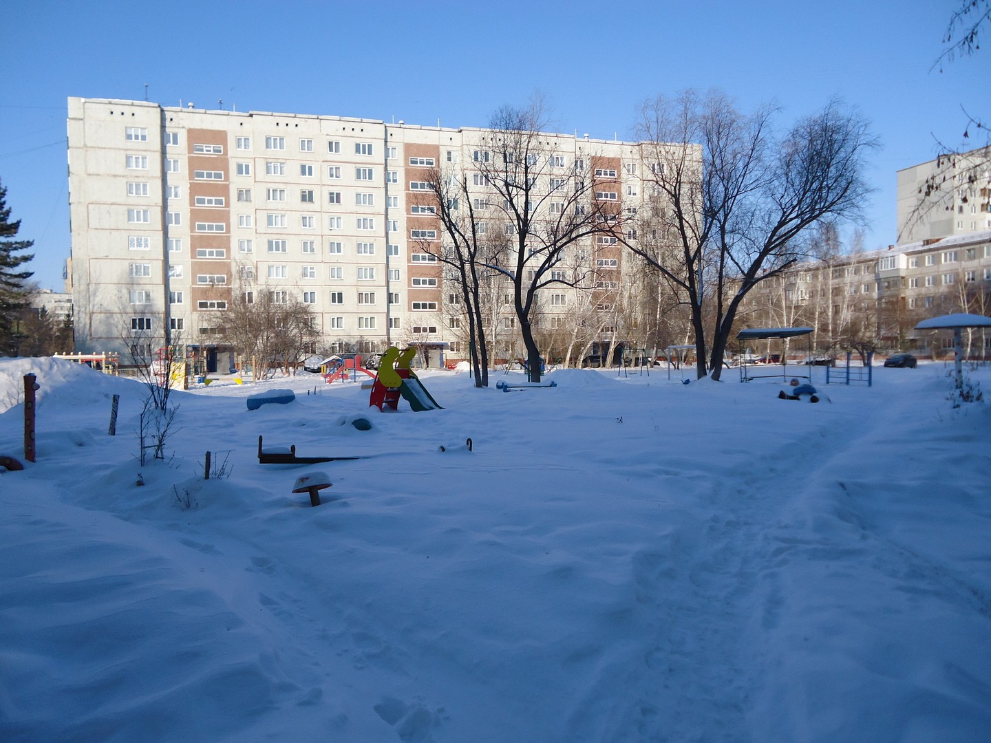 обл. Омская, г. Омск, ул. Лукашевича, д. 17а-придомовая территория