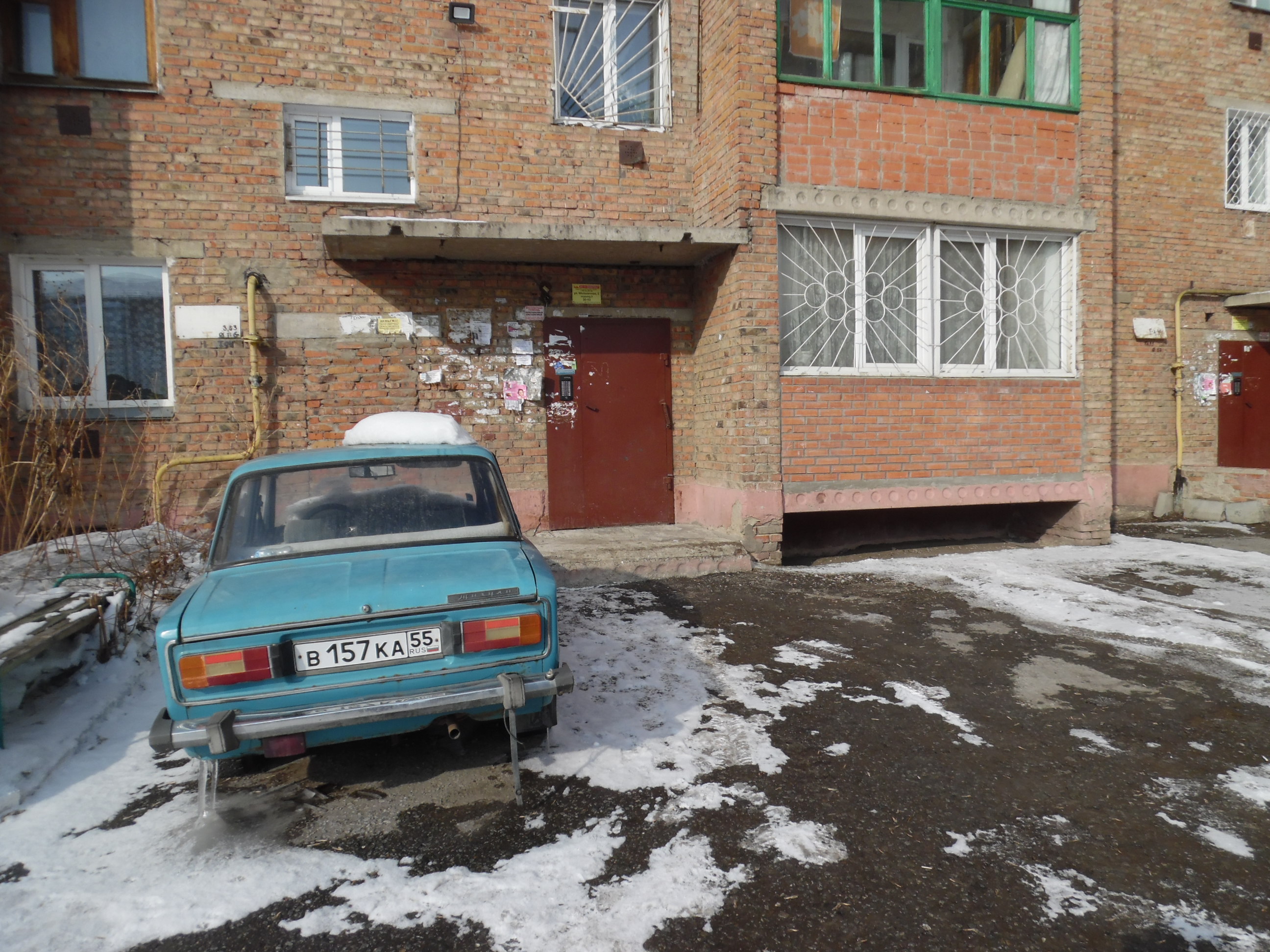 обл. Омская, г. Омск, ул. Мельничная, д. 1-вход снаружи