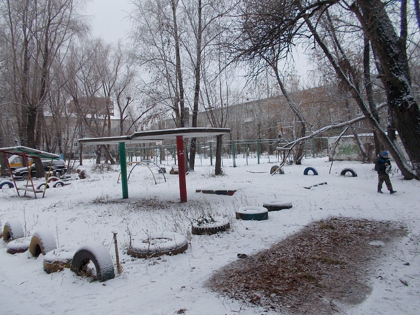 обл. Омская, г. Омск, пр-кт. Менделеева, д. 36б-придомовая территория