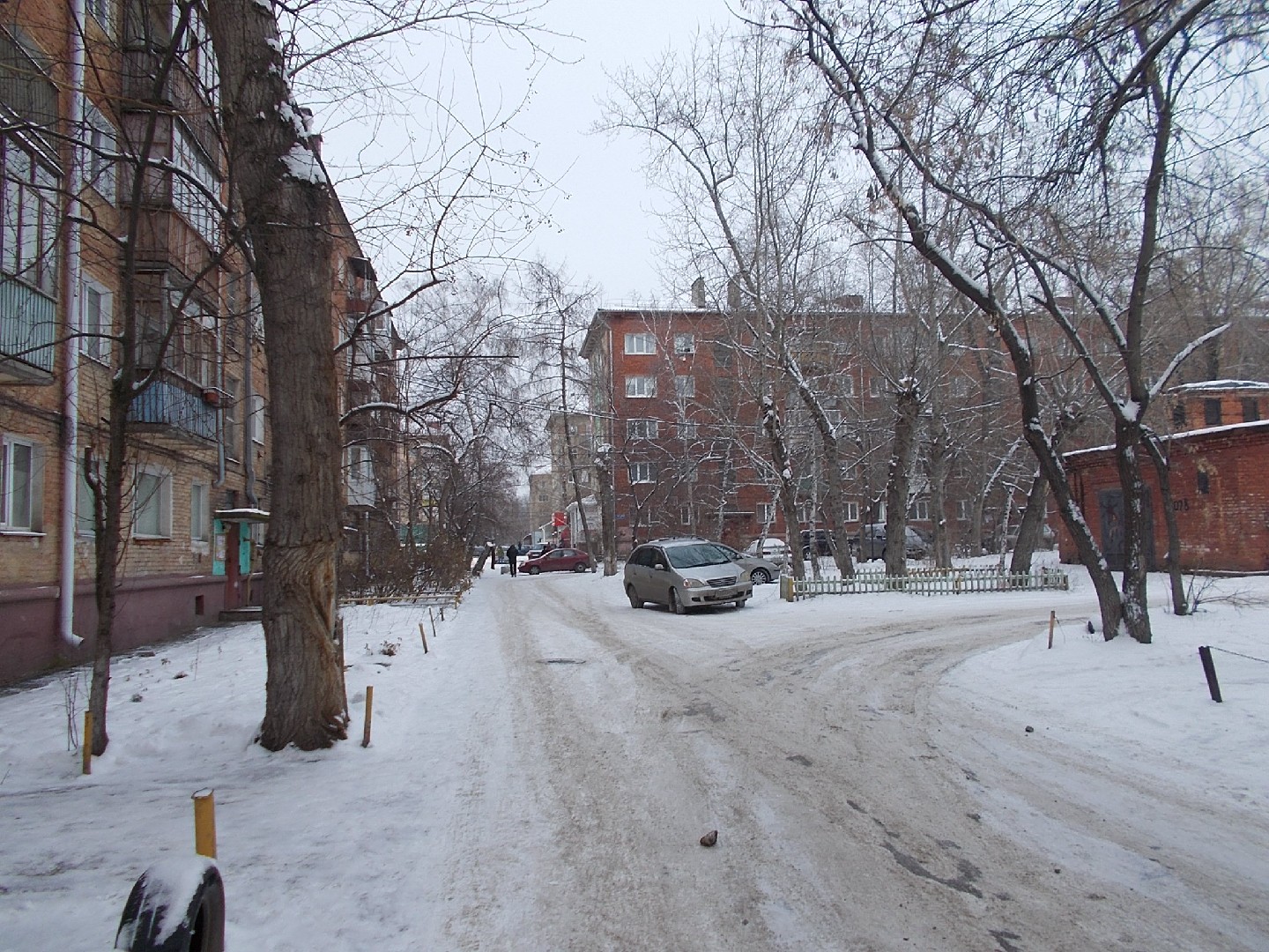 обл. Омская, г. Омск, пр-кт. Мира, д. 6-придомовая территория