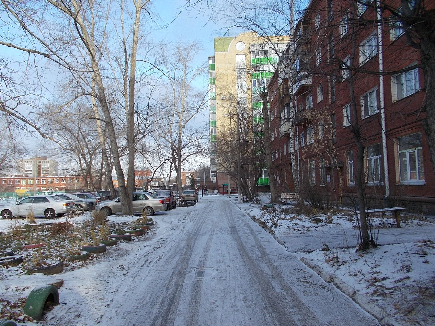 обл. Омская, г. Омск, ул. Петра Ильичева, д. 1-придомовая территория