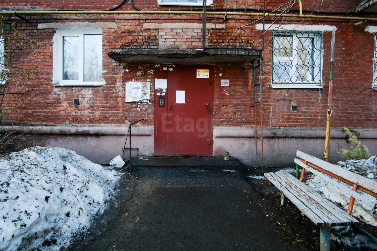 обл. Омская, г. Омск, ул. Петра Ильичева, д. 4-вход снаружи