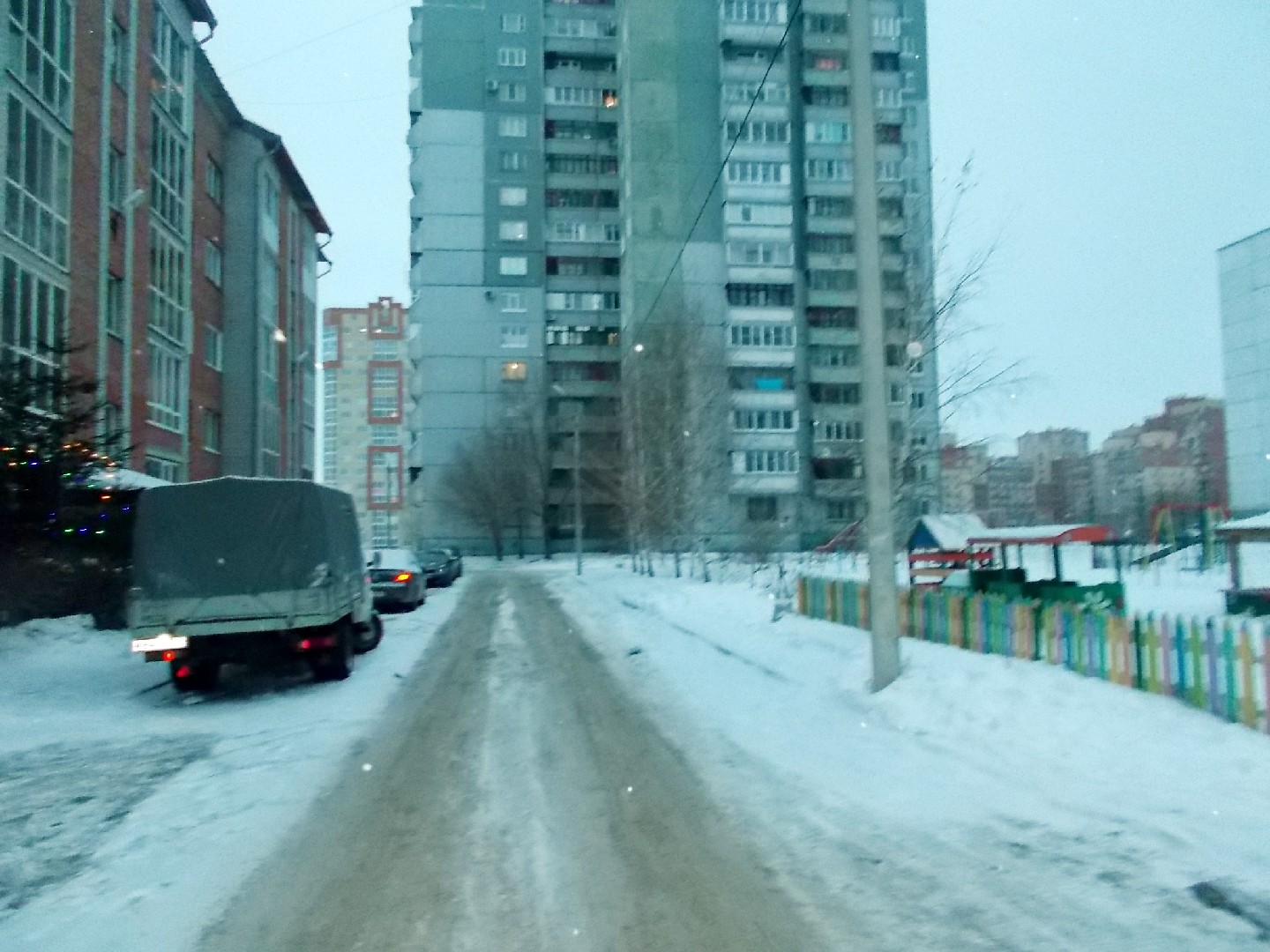 обл. Омская, г. Омск, ул. Пригородная, д. 17, к. 2-придомовая территория