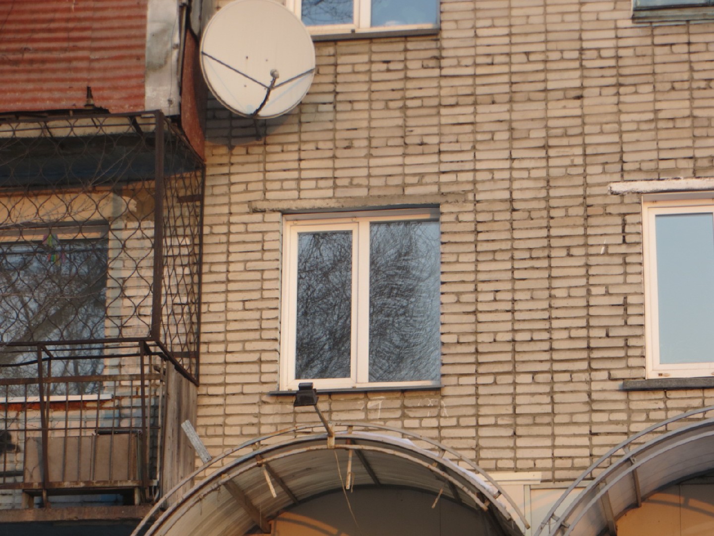 край. Алтайский, г. Бийск, ул. Революции, д. 82-фасад здания