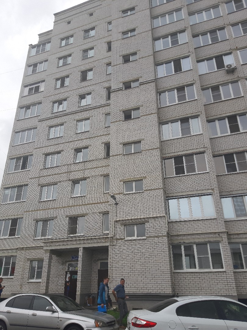 обл. Белгородская, г. Губкин, ул. Севастопольская, д. 107-фасад здания